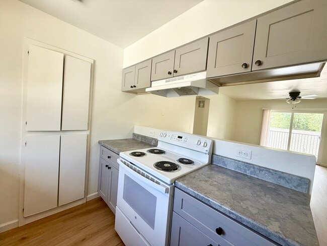 Building Photo - 564 Lincoln Ave