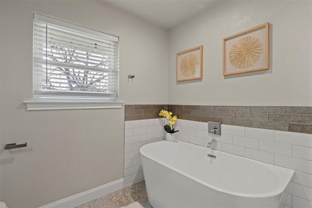 Building Photo - 6350 Glennox Ln