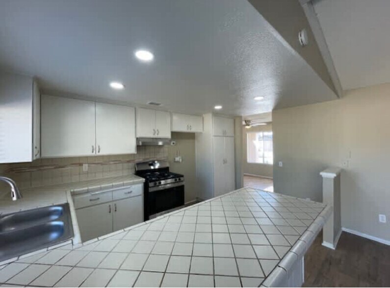 Building Photo - 11403 La Perla Dr