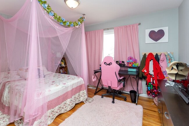 Building Photo - Peaceful Bi-Level Home in a Quiet Cul-de-Sac