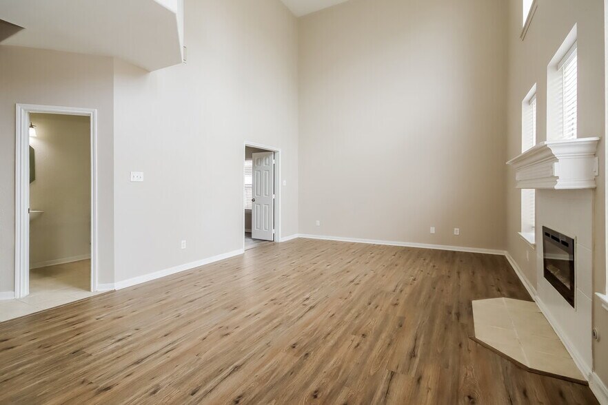 Building Photo - 13707 Broad Oaks Ln