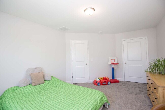 Building Photo - "Spacious 4-Bedroom Gem with 3 Full Baths - 2344 Sq Ft of Comfort on Stackhouse Drive!"