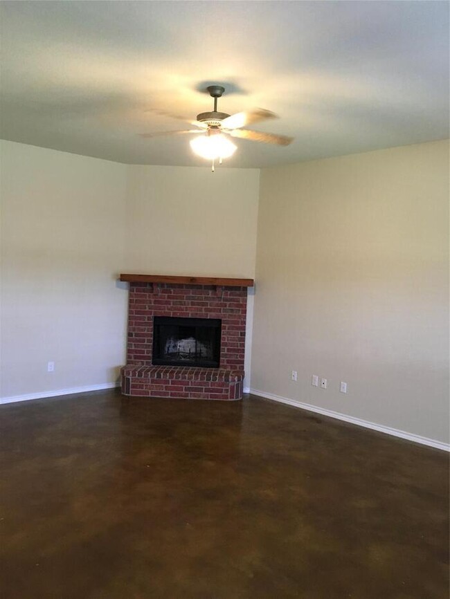 Building Photo - Wonderful 3/2/2 with covered patio! Close ...