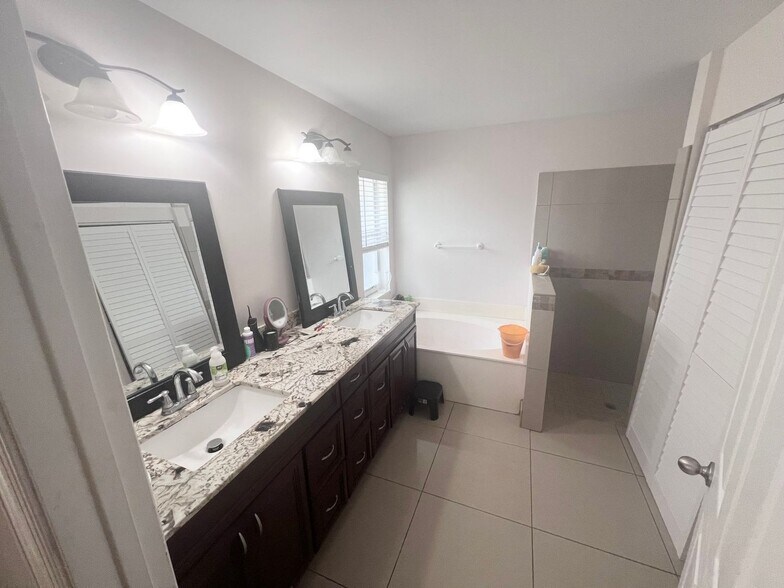 Building Photo - 3872 Cypress Lake Dr