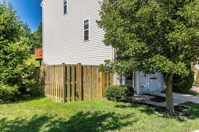 Building Photo - Twin Arch