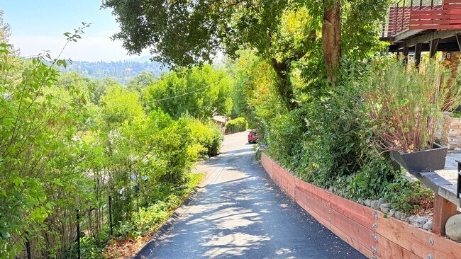 Building Photo - 18 S Trail