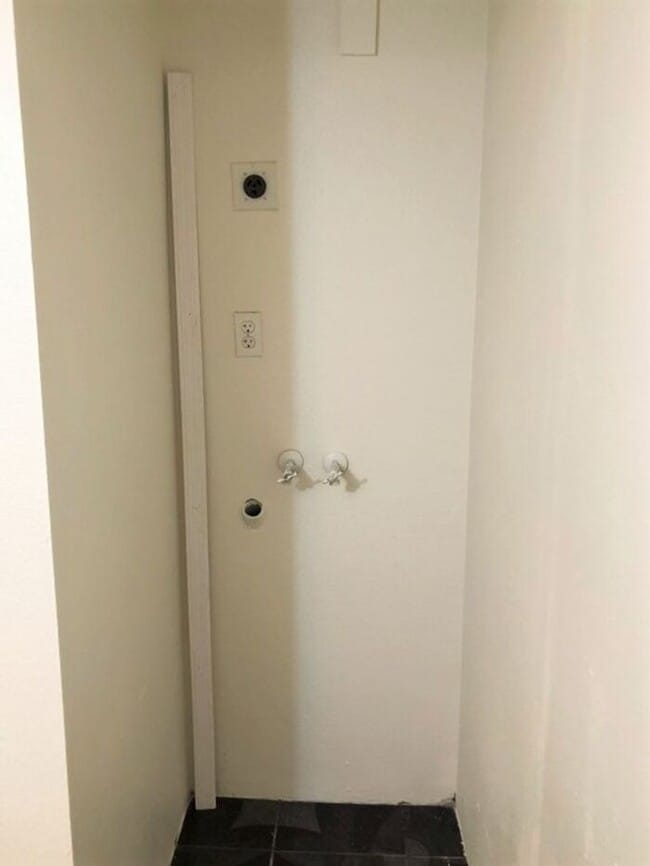 Building Photo - Loft Style Townhome