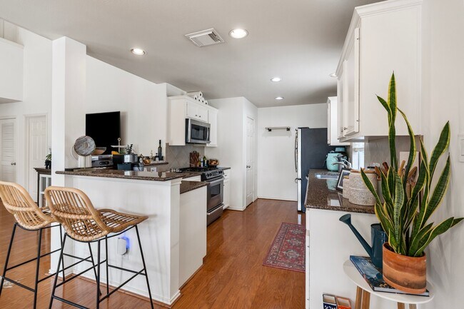 Building Photo - 1425 W 26th St