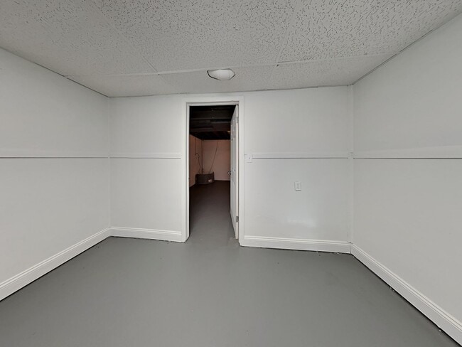 Building Photo - Renovated 3BR Home with Basement & Pet-Friendly Yard in KC