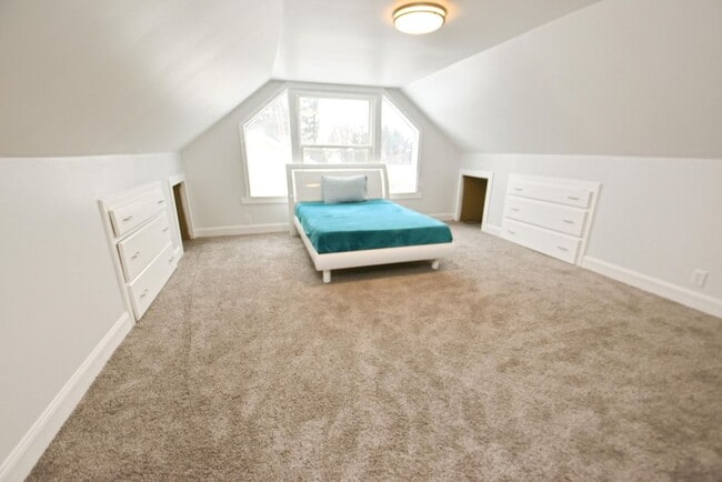 Building Photo - 3 bedroom home located 1 mile from the University of Notre Dame