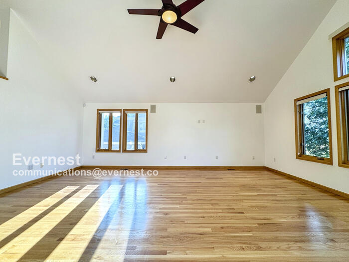 Building Photo - 990 Utica Cir