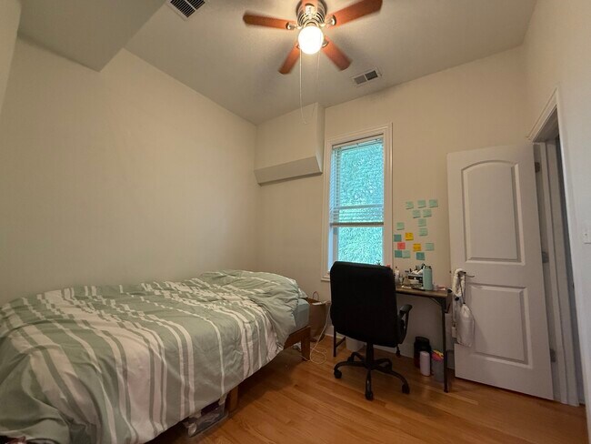 Building Photo - 846 N Hermitage Ave