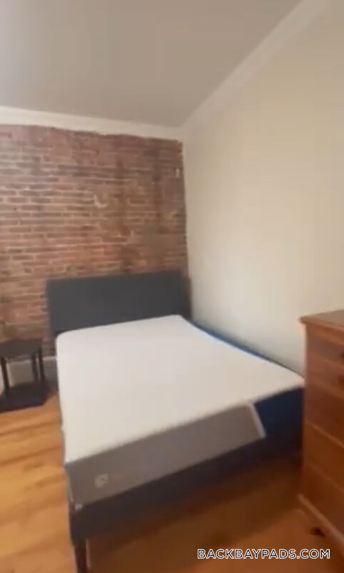 Building Photo - 913 Boylston St