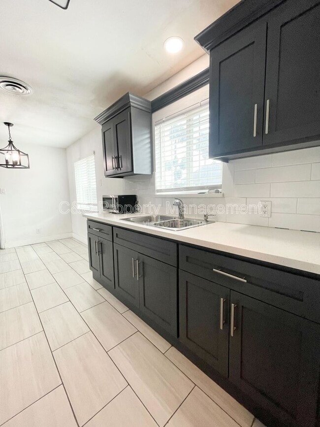 Building Photo - 1101 Fairview Rd