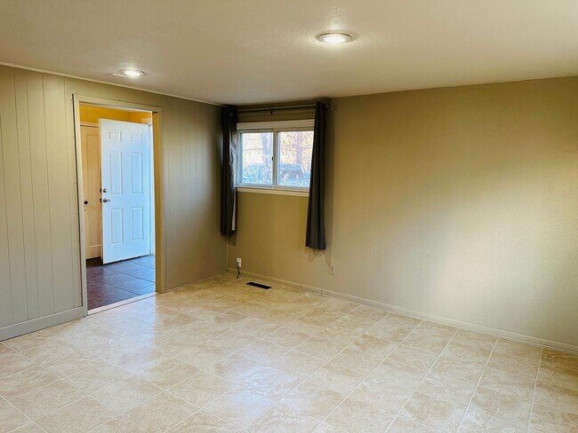 Building Photo - 720 1/2 S. 32nd St.