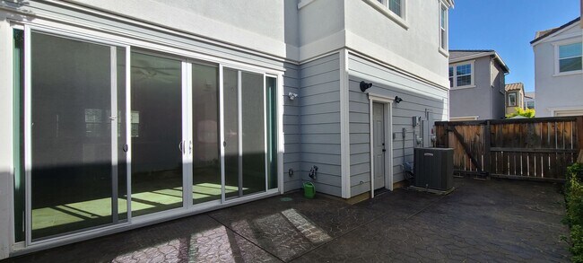 Building Photo - Beautifull Single Family Home in Folsom w/ Solar, Tankless Water Heater, Pool Access, Bonus Room ...