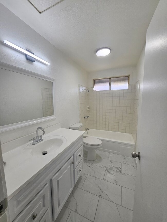 Building Photo - Beautiful 3 bedroom home NEWLY RENOVATED!