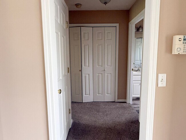 Building Photo - Pet-Friendly 3-Bedroom Home with Garage, Screened-In Porch & Spacious Bedrooms