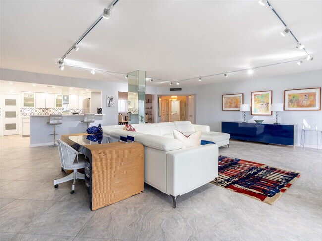 Building Photo - 2850 N Palm Aire Dr