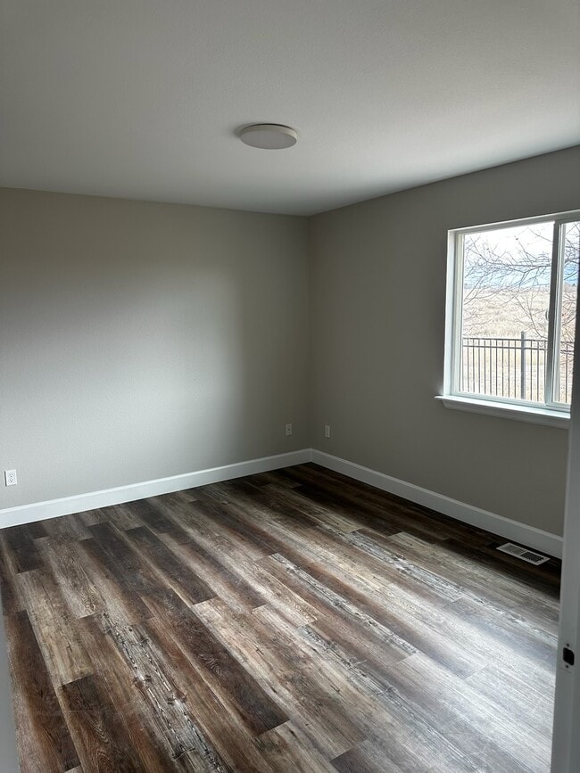 Building Photo - 928 Village Cir
