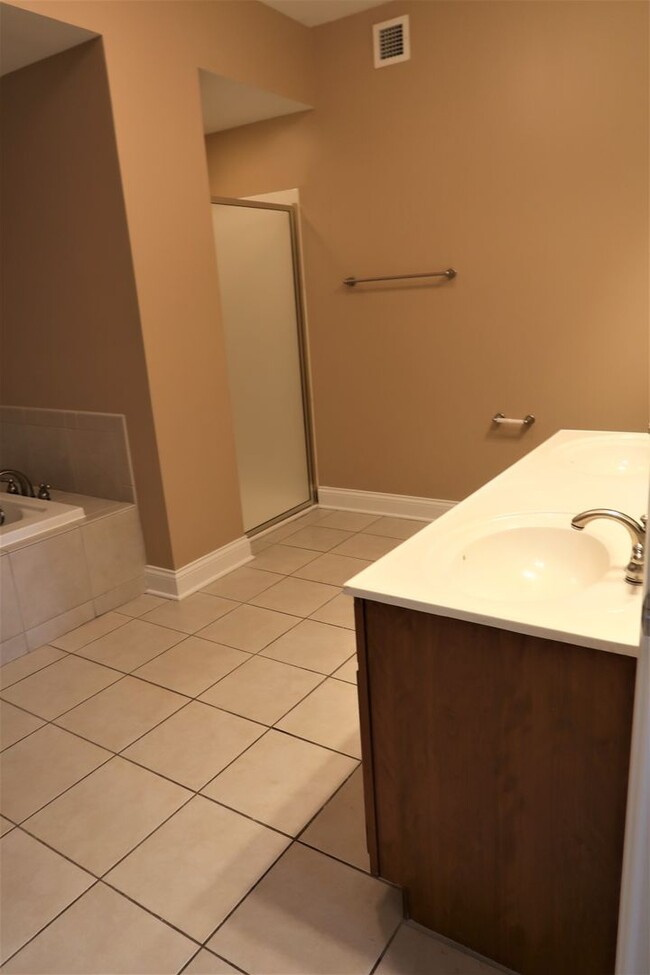 Building Photo - Available August 2025! 3BR/2BA includes pa...