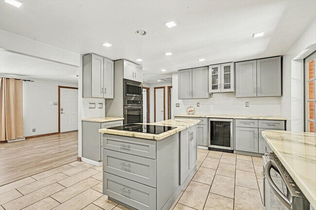 Building Photo - 6881 Fox Way