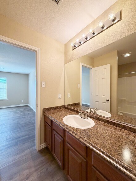 Building Photo - 5109 Graceland Dr