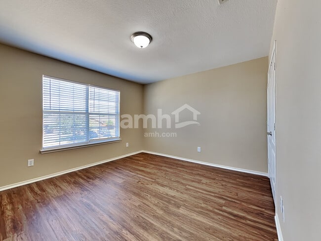 Building Photo - 729 Redwing Dr