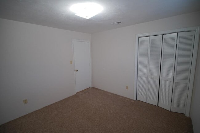 Building Photo - 2220 Claremont Ln