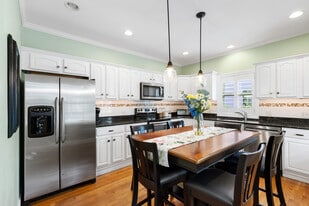 Building Photo - 46 Yale Ave