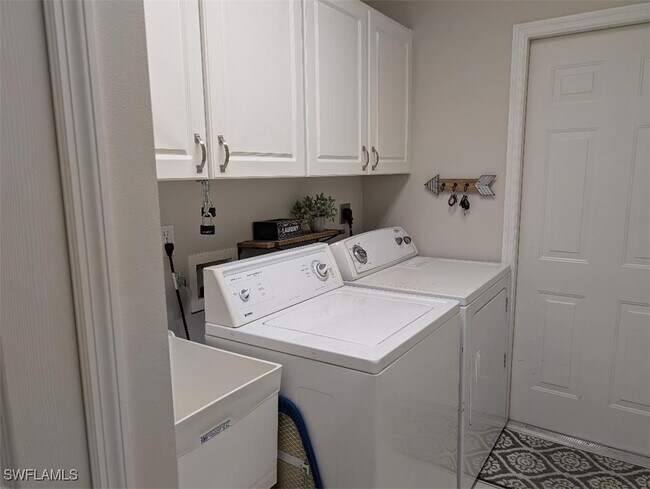 Building Photo - 5008 SW 9th Pl