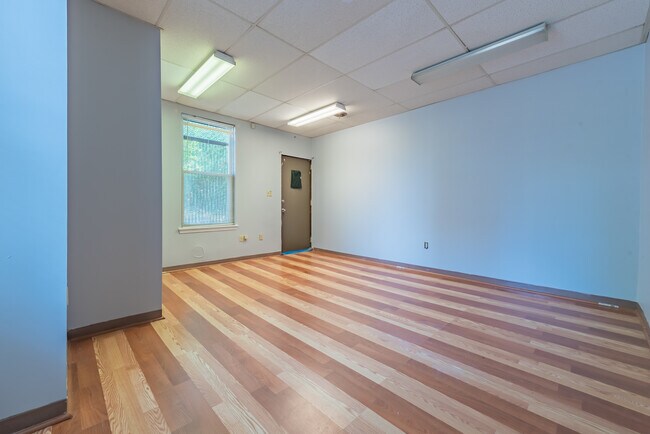 Building Photo - 104 N Graham St