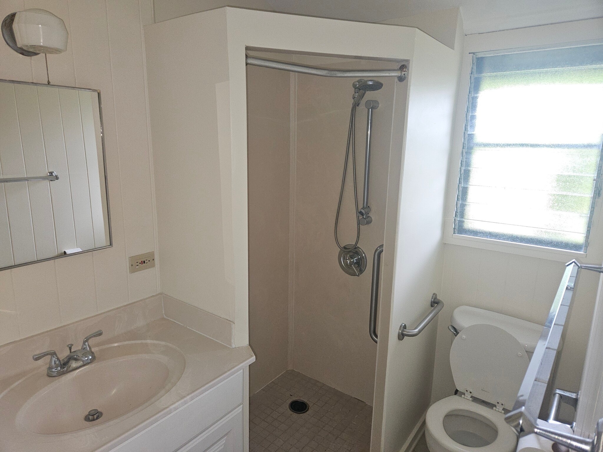 Hallway bath - 2405 Myrtle St