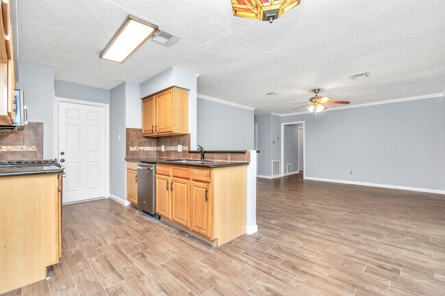 Building Photo - 13627 Greenridge Dr