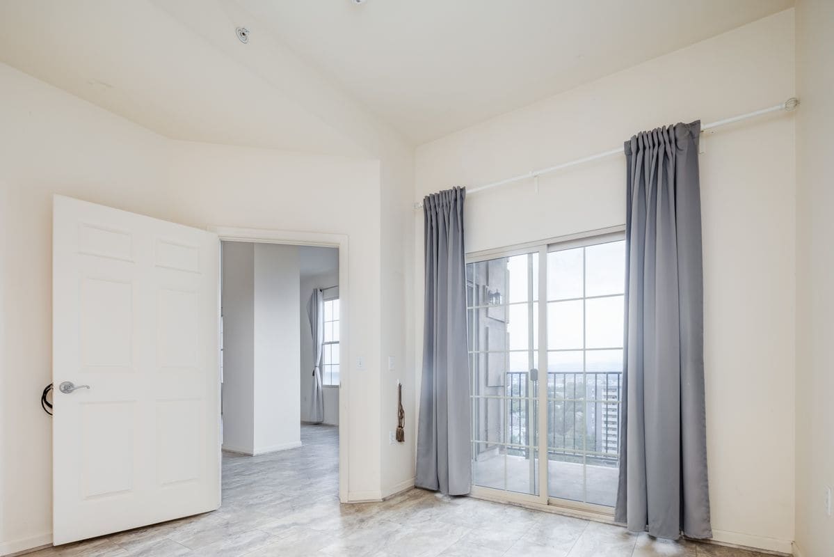 Building Photo - 475 W 12th Ave