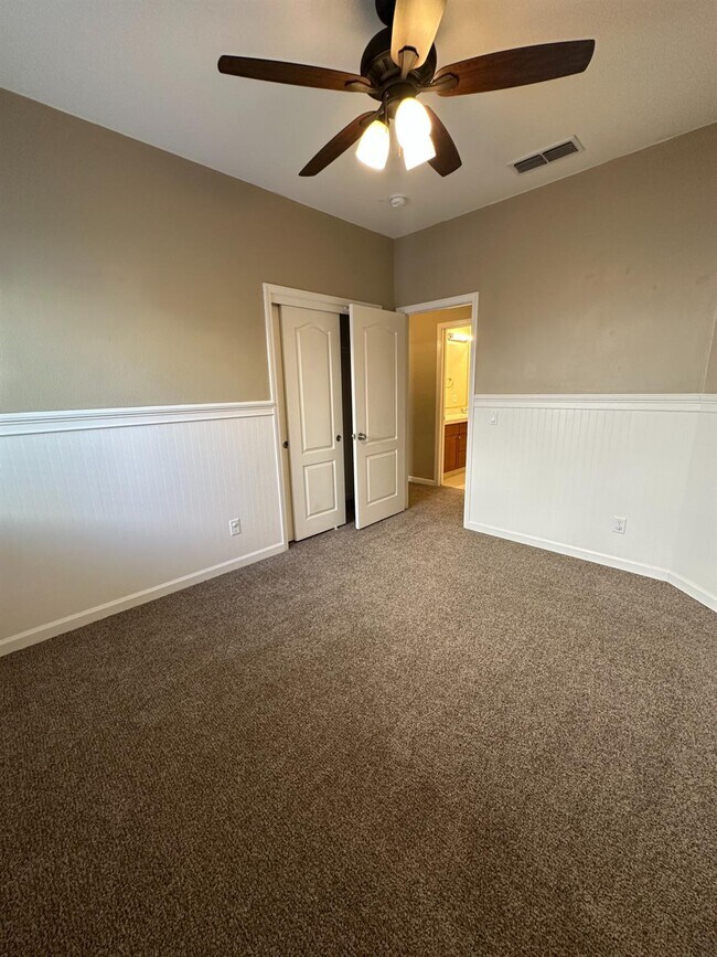 Building Photo - 2136 E Turnberry Ave