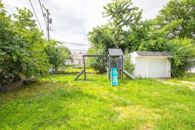 Building Photo - 3 BED 1.5 BATH BEAUTIFUL SINGLE FAMILY HOM...