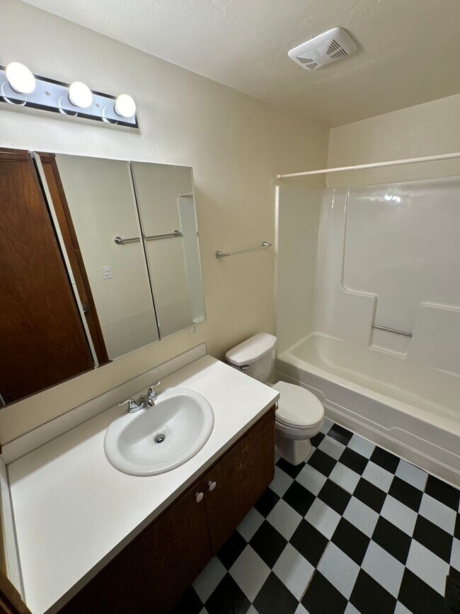 Building Photo - Terrific 3 Bedroom, 2 Bathroom in South Eugene