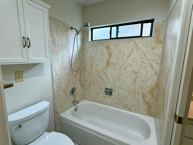 Building Photo - 620 Oriole Ave