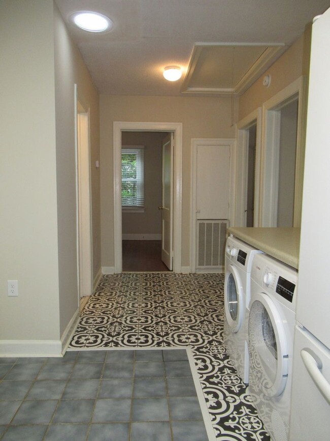 Building Photo - Lovely 2br bungalow with screened porch an...