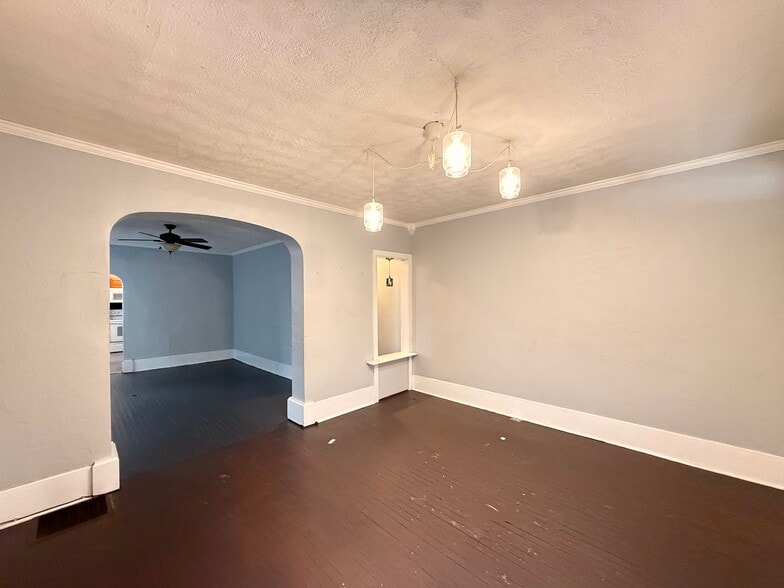 Living room - 838 E 4th Ave