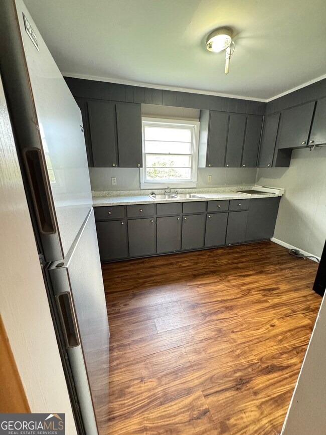 Building Photo - 201 Meadowdale Dr