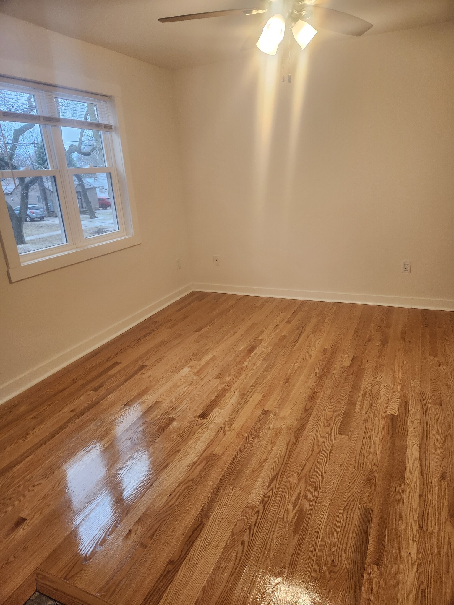Living room - 1932 Heath Ave