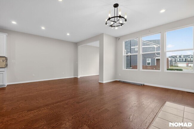 Building Photo - 2851 Fairgrove Cres