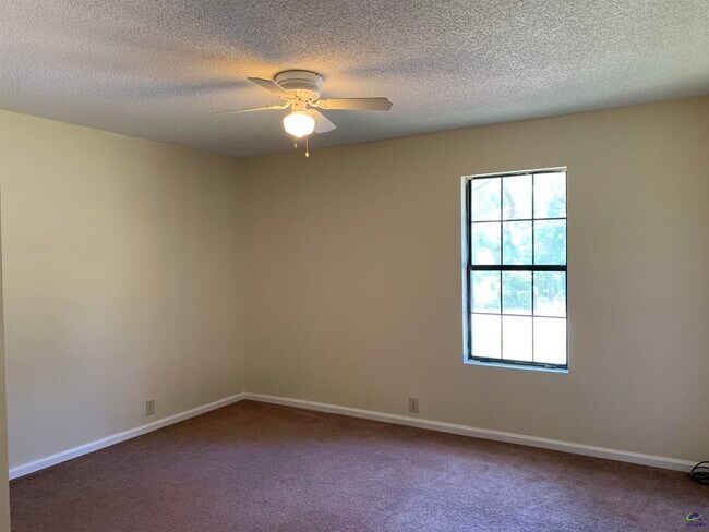 Building Photo - 671 Country Club Rd