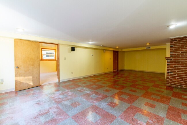 Building Photo - Fantastic SE Portland Home with Parking, Hardwoods, Charming Character, and Large Patio