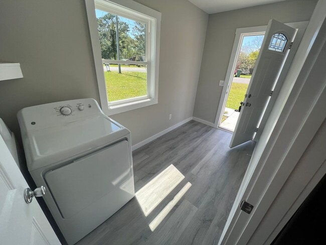 Building Photo - Remodeled 3 bedroom/2 bathroom home with d...
