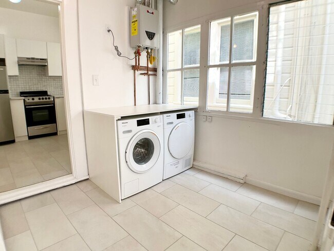 Building Photo - REMODELED 1BR. IN-UNIT LAUNDRY! Dishwasher...