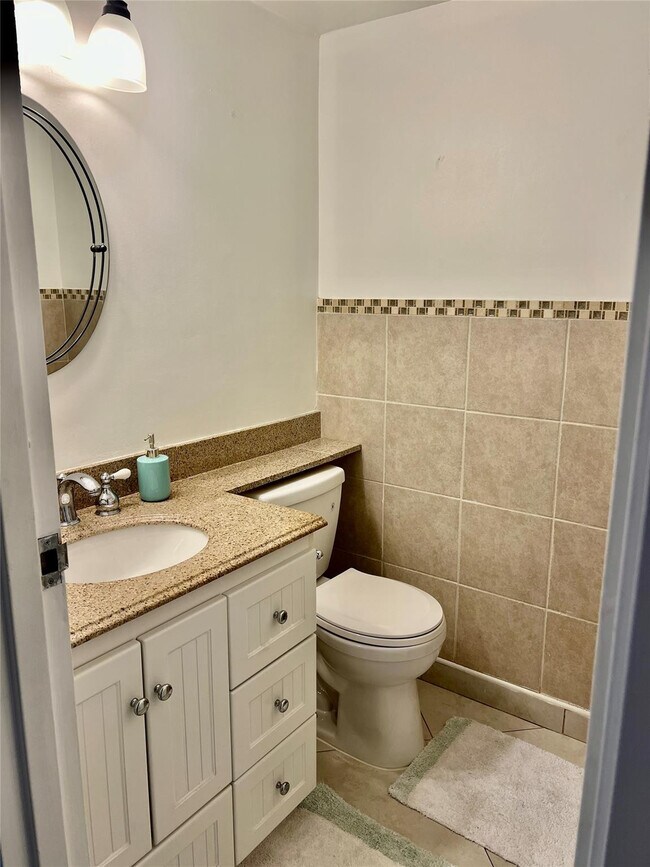 Building Photo - 690 Saxony Way