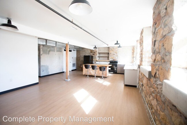 Building Photo - 925 Dilger Ave